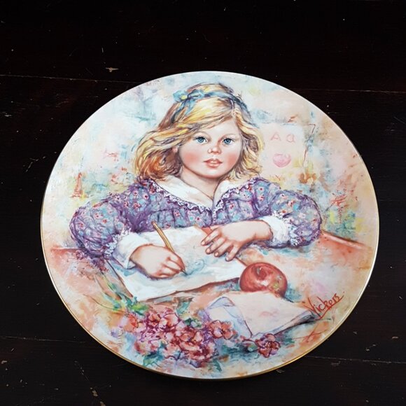 Wedgwood Wistful Mary Vickers Bone China Decorative Wall Plate - Picture 7 of 8